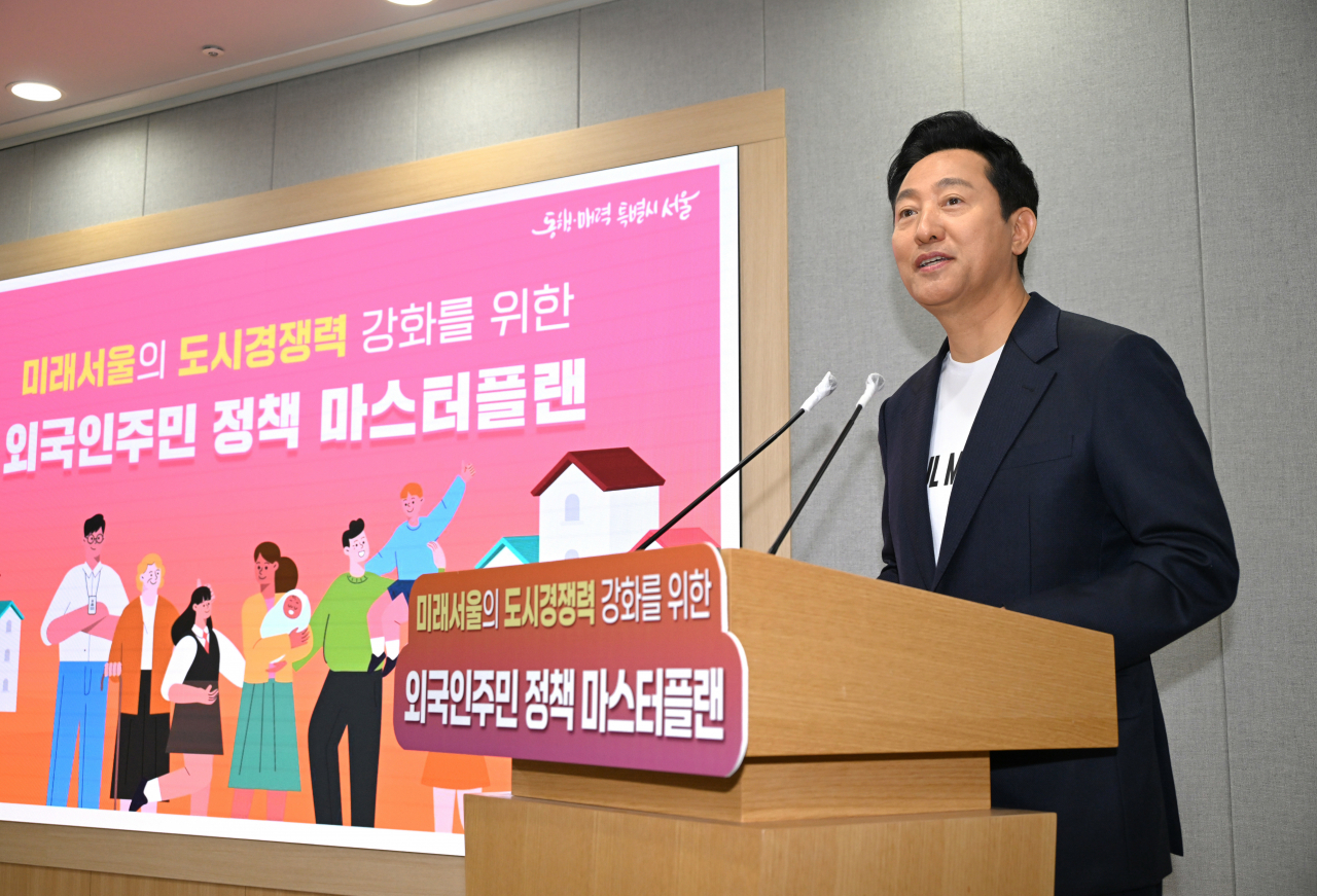 Seoul Mayor Oh Se-hoon speaks during a press briefing on Monday on the city government's plan to attract foreign talent and companies to Seoul. (Seoul Metropolitan Government)