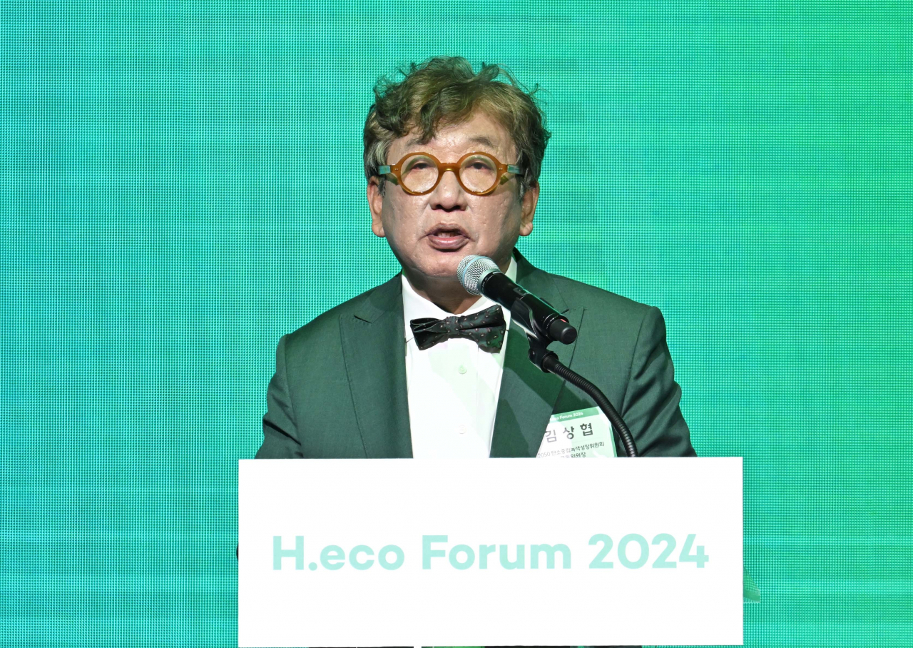 Kim Sang-hyup, co-chairperson of the Presidential Commission on Carbon Neutrality and Green Growth delivers his congratulatory remarks during the H.eco Forum at Some Sevit in Seoul, Wednesday. (Lee Sang-sub/The Korea Herald)