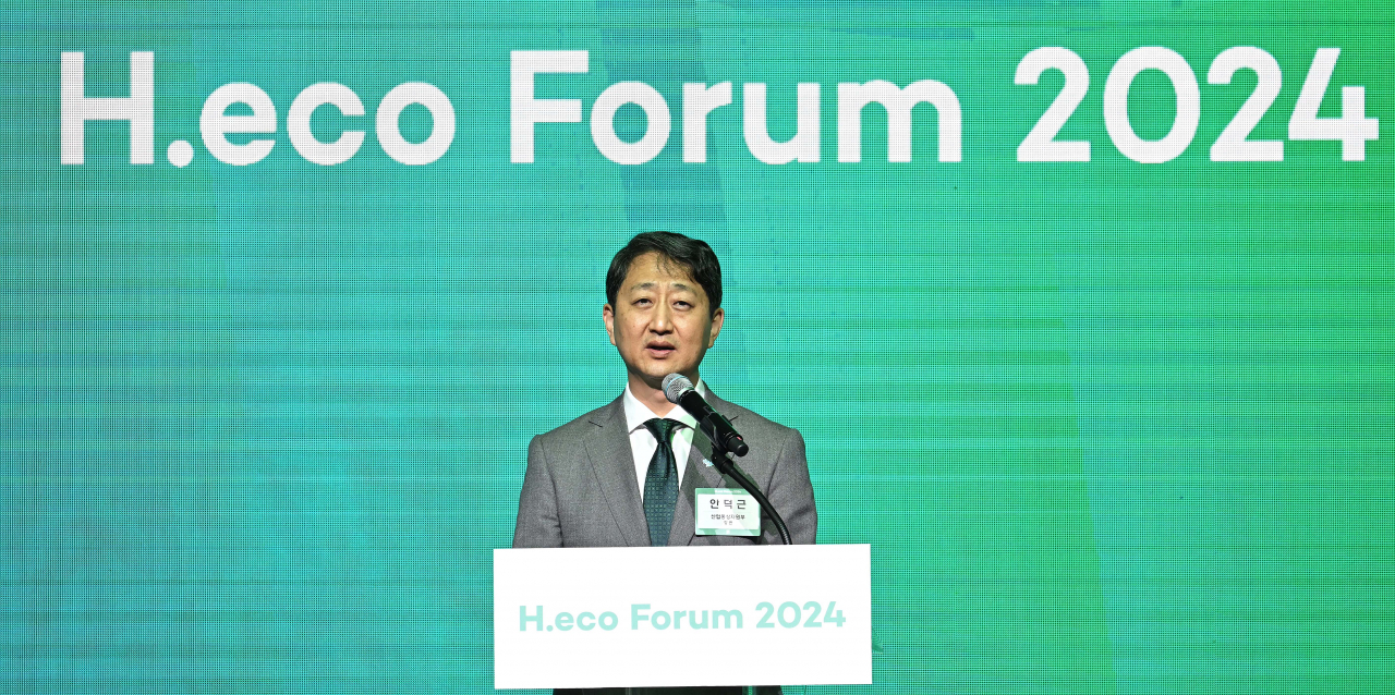 Minister Ahn Duck-geun from the Ministry of Trade, Industry and Energy delivers his congratulatory remarks during the H.eco Forum at Some Sevit, Seoul, Wednesday. (Lee Sang-sub/The Korea Herald)