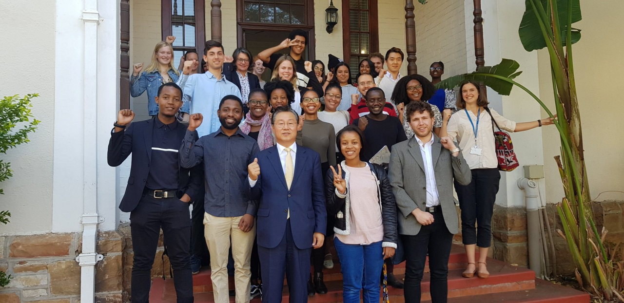 This photo shows Park Jong-dae (third from left, front row) taking a group photo with students at the University of Cape Town in South Africa after delivering a special lecture on South Korea’s economic transformation in May 2018, in his capacity as Korean ambassador to South Africa. (Photo courtesy of Park Jong-dae)