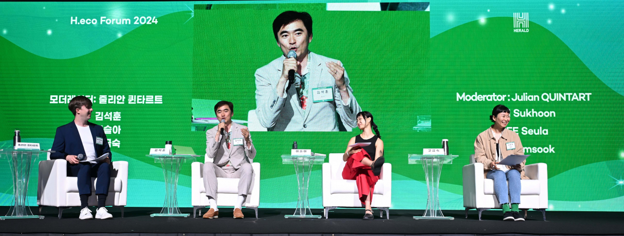 Actor Kim Suk-hoon speaks during a special panel talk session titled “The Time We Have Left” at the H.eco Forum held at Some Sevit, Seoul, on Wednesday. From left: TV personality Julian Quintart, Kim, writer Lee Seul-a and Ko Kum-sook, co-founder of zero-waste shop Almang Market. (Lee Sang-sub/The Korea Herald)