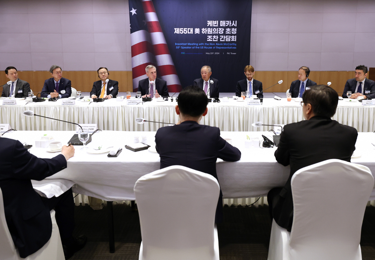 Former US House Speaker Kevin McCarthy (4th from Left) speaks during a breakfast meeting with South Korean business leaders arranged by the Federation of Korean Industries in Seoul on May 23. (Yonhap)