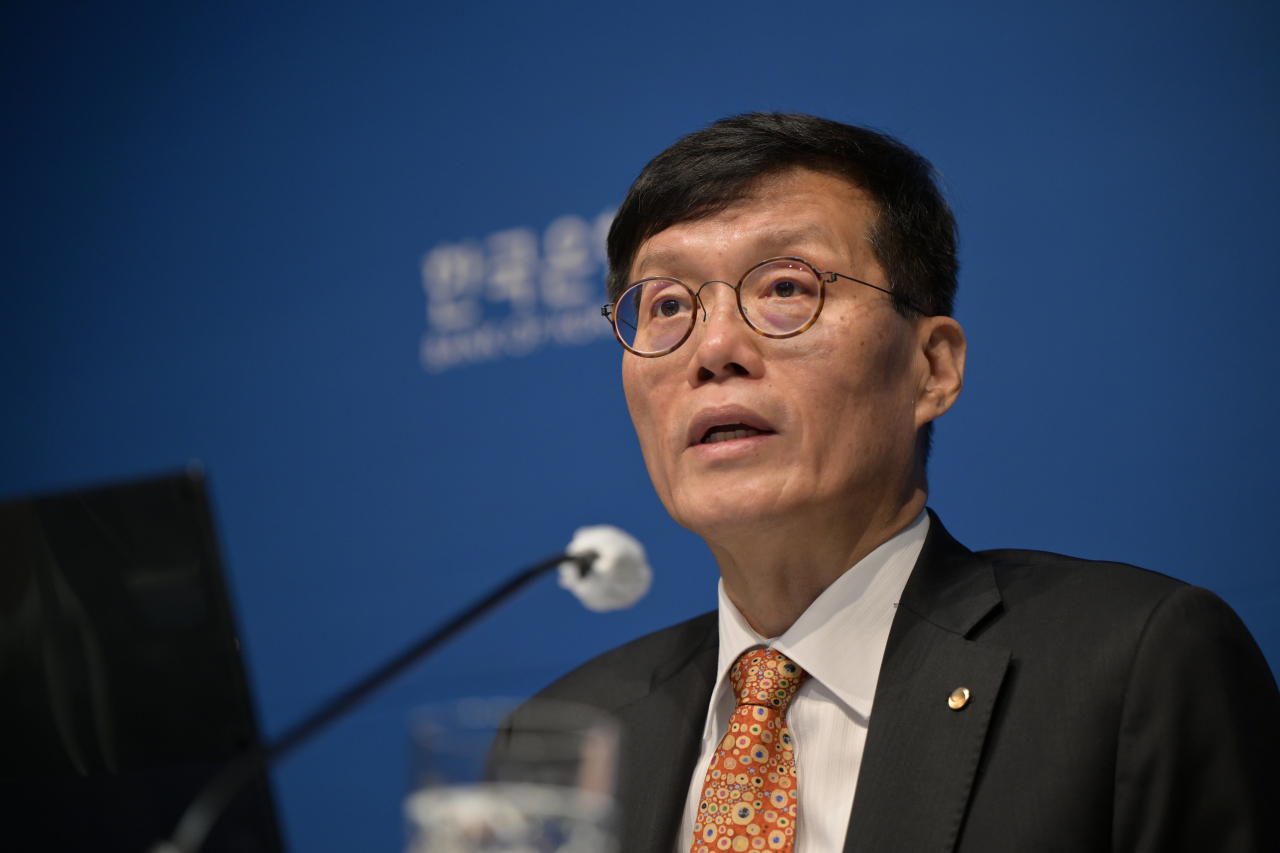 Bank of Korea Gov. Rhee Chang-yong speaks at a press conference held at the policy bank's headquarters in central Seoul, Thursday. (Joint Press Corps-Yonhap)