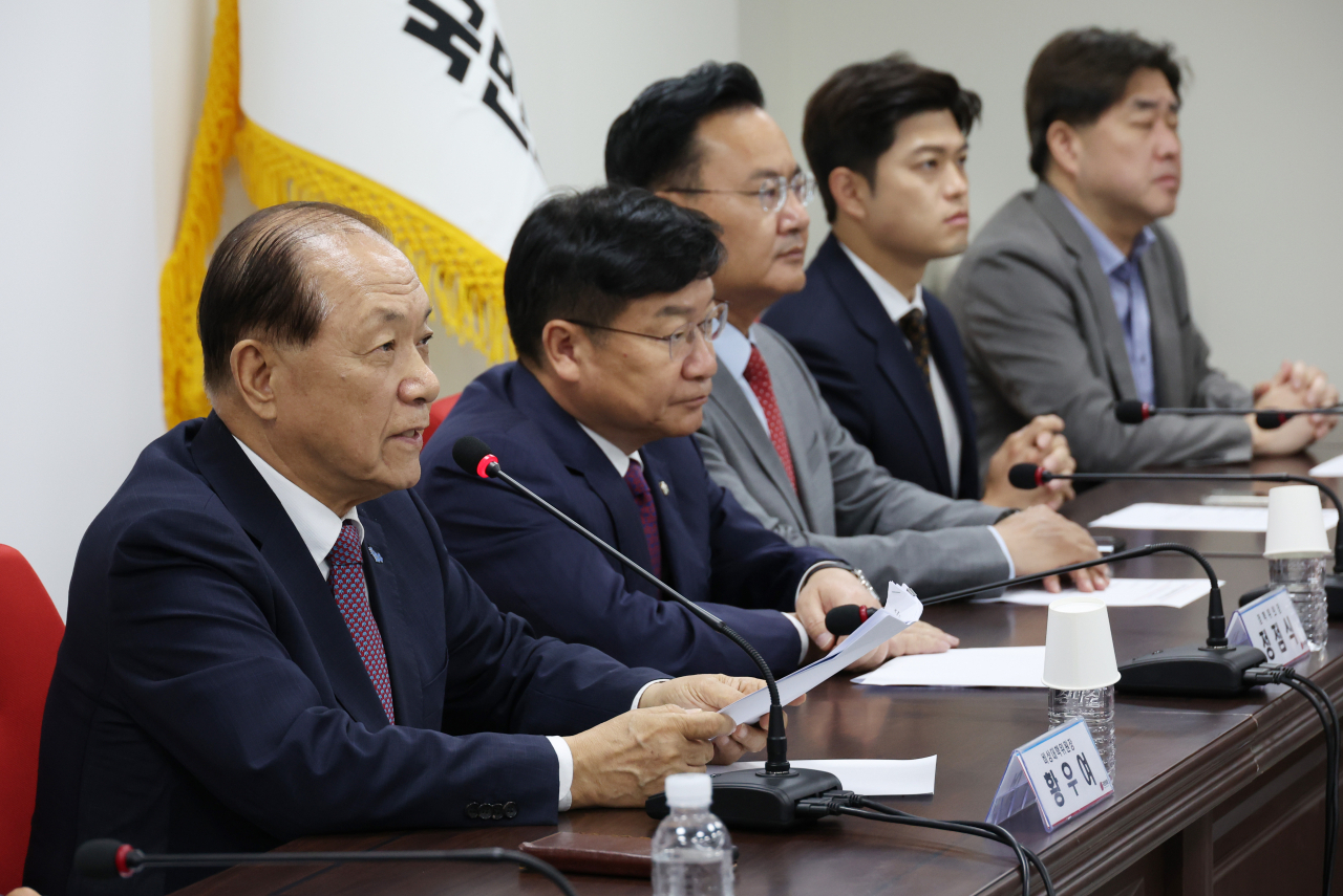 Ruling People Power Party interim leader Hwang Woo-yea presides over an intraparty leadership meeting held at the party's headquarters in western Seoul on Thursday. (Yonhap)