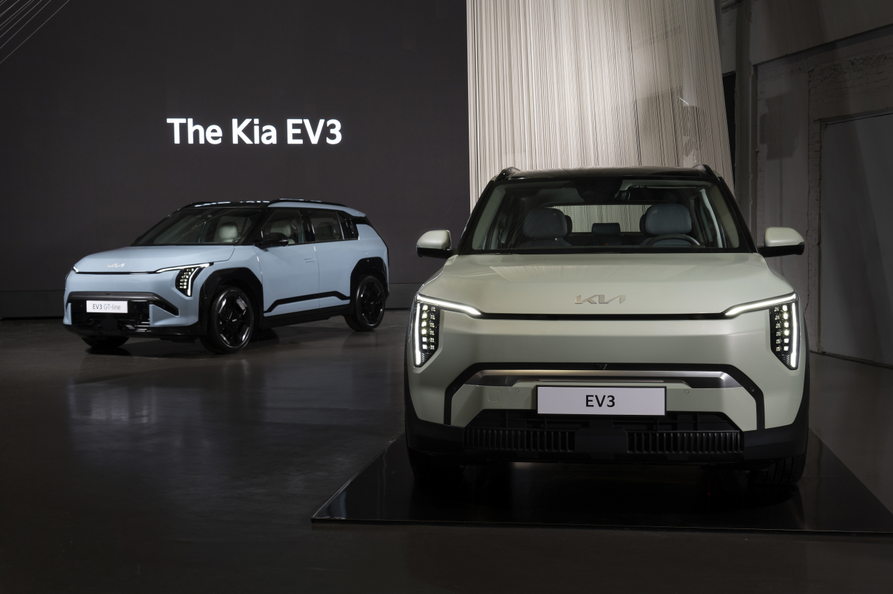 The new EV3 comes in seven exterior colors, featuring three new options: Frost Blue (left), Avengerine Green (right), and Shale Gray. (Kia)