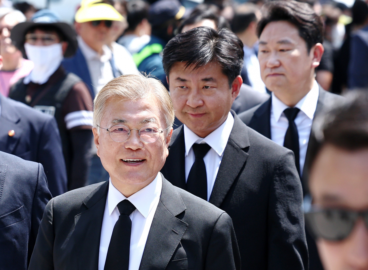 Former president Moon Jae-in (center) attends a memorial marking the 15th anniversary of President Roh Moo-hyun's death in Gimhae, 303 kilometers southeast of Seoul on Thursday.