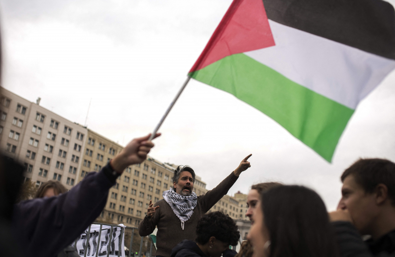 University students protest in support of Palestine, and to cut diplomatic, political and economic relations with the State of Israel, in Santiago, Friday. (AFP-Yonhap)