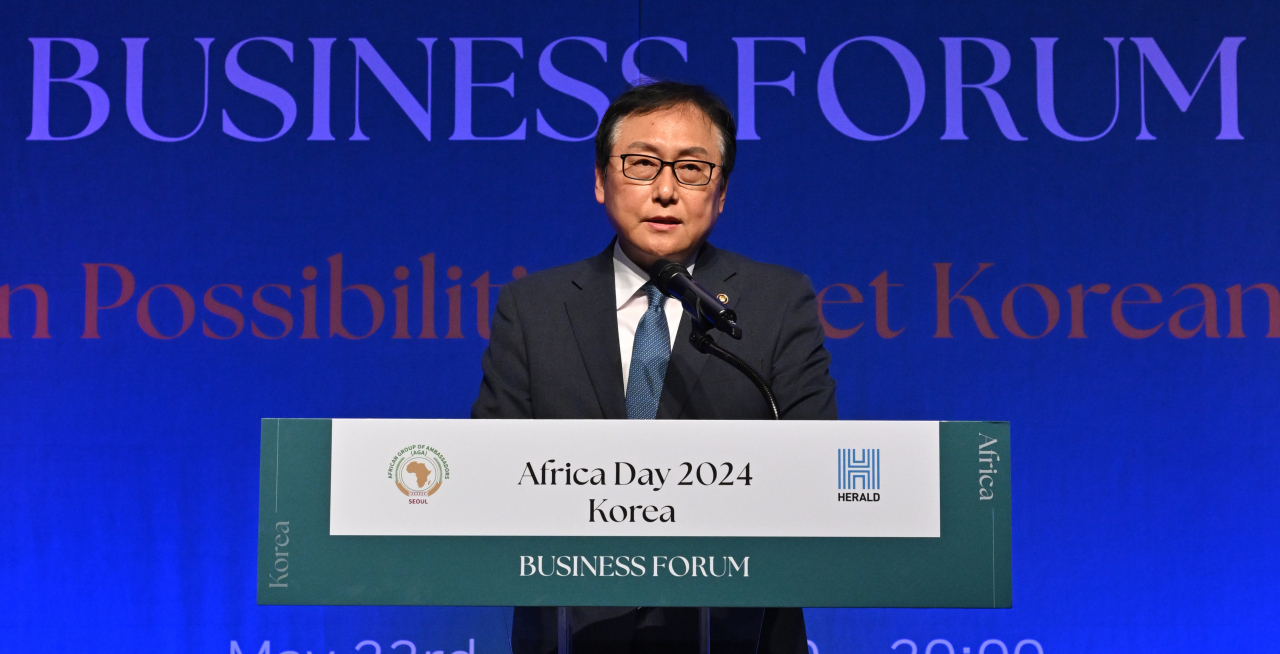 Trade Minister Cheong In-kyo delivers his celebratory speech at the Africa Day Business Forum held at the Swiss Grand Hotel Seoul on Thursday. (Im Se-jun/The Korea Herald)
