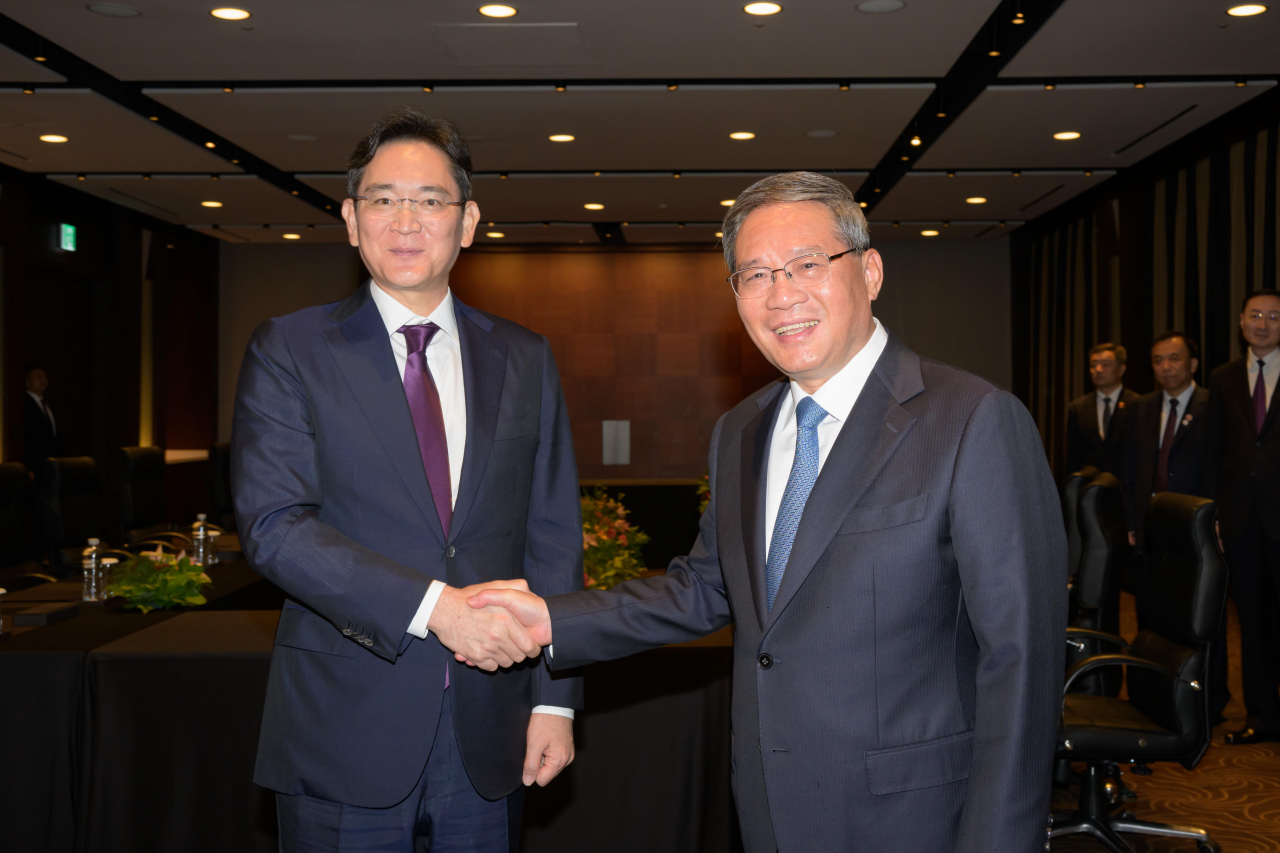 Samsung Electronics Chairman Lee Jae-yong shakes hands with Chinese Premier Li Qiang at the Shilla Seoul on Sunday. (Samsung Electronics)