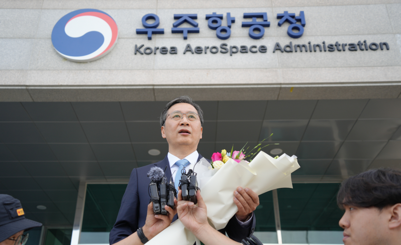 Yoon Young-bin, chief of Korea AeroSpace Administration, speaks to reporters on the way to the first day in the office at the new space body in Sacheon, South Gyeongsang Province, Monday. (Ministry of Science and ICT)