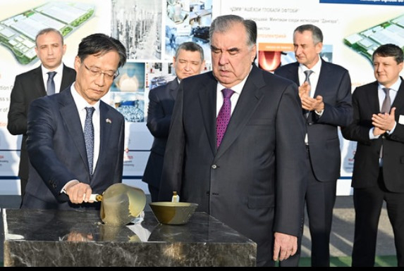 Tajik President Emomali Rahmon lays the foundation stone for the construction of the first plant for the production of solar panels equipment in Danghara Free Economic Zone, Tajikistan. (Tajik Embassy in Seoul)