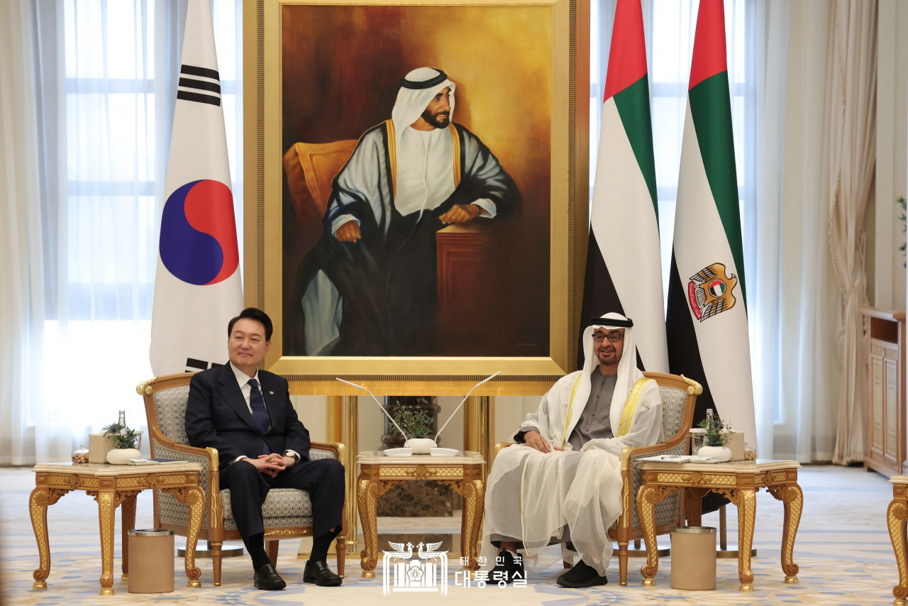 President Yoon Suk Yeol (left) and Mohamed bin Zayed Al Nahyan, the president of the United Arab Emirates, hold a meeting at the UAE presidential palace in Abu Dhabi on Jan. 15, 2023. (Presidential Office)