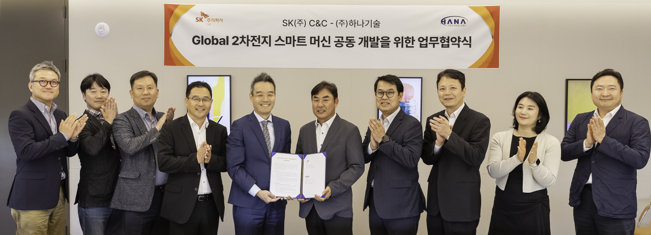 SK Inc. C&C's Digital Factory business division head Harvey Kim (fifth from left), Hana Technology Chief Sales Marketing Officer Lee In-sik(sixth from left), and other officials pose for a photo after signing an MOU on smart machine development at the company's headquarters, SK u-tower, Bundang-gu, Seongnam-si, in Gyeonggi-do on Tuesday. (SK Inc. C&C)