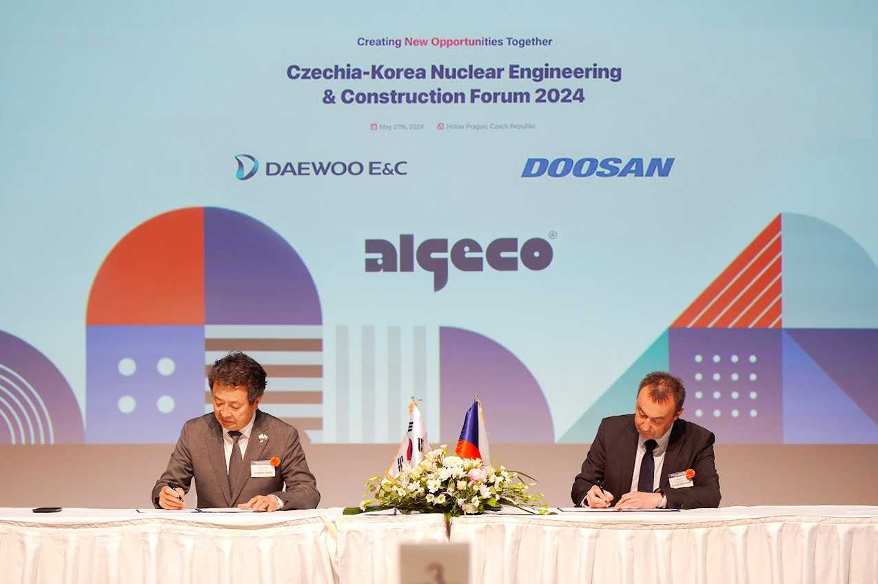 Daewoo E&C President Baek Jung-wan (left) and Lukas Zahradnik, sales director of Algeco, a Czech modular solution supplier, sign an MOU at the Czechia-Korea Nuclear Engineering & Construction Forum in Prague on Monday. (Daewoo E&C)