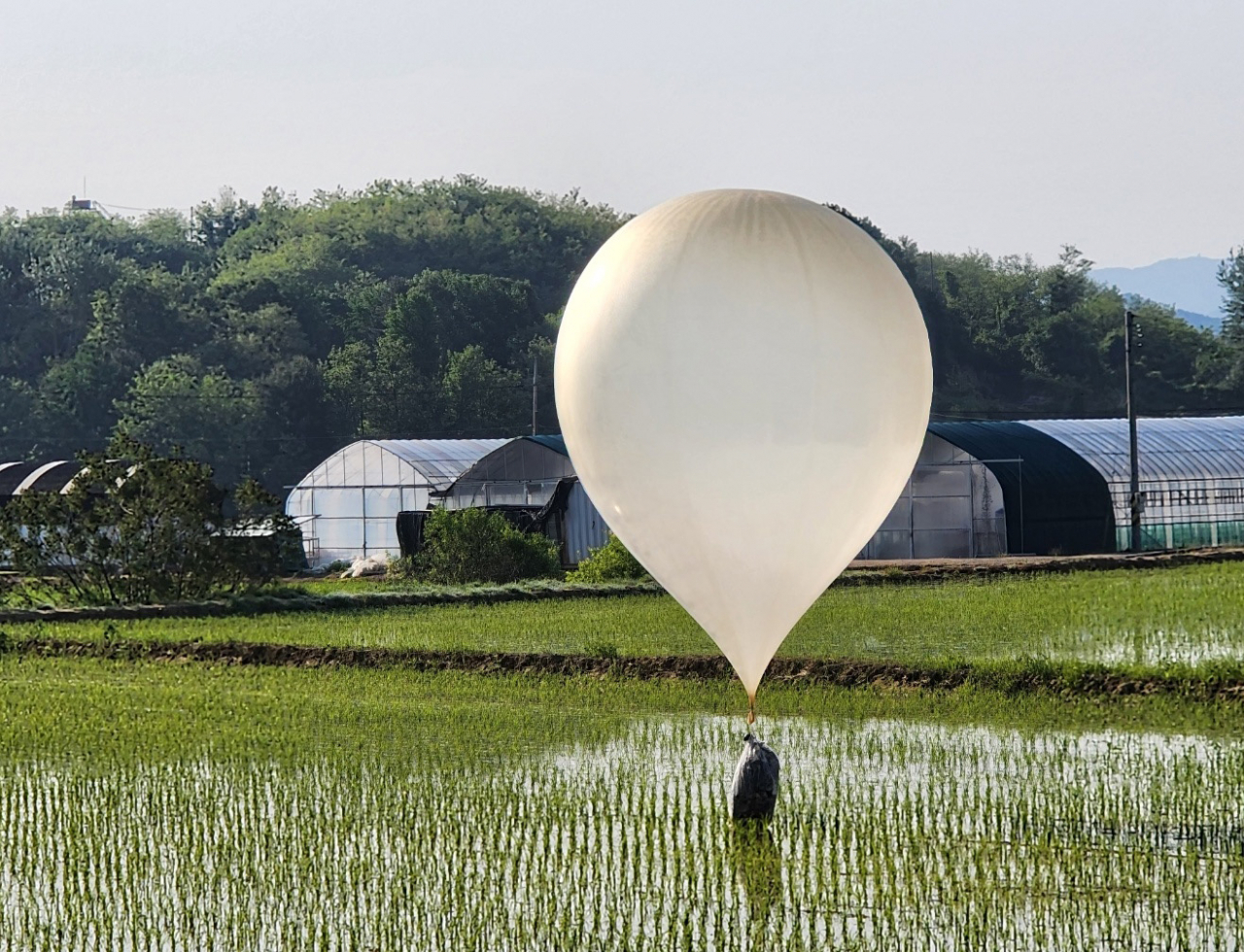 A North Korean balloon carrying leaflets sits in a rice field in Cheorwon-gun, Gangwon Province, Monday. (Yonhap)