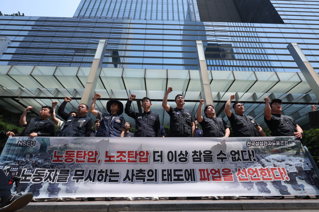 The Nationwide Samsung Electronics Union, the largest among the Samsung Electronics' multiple unions, on Wednesday vows to stage strike for the first time over stalled wage negotiations. (Yonhap)
