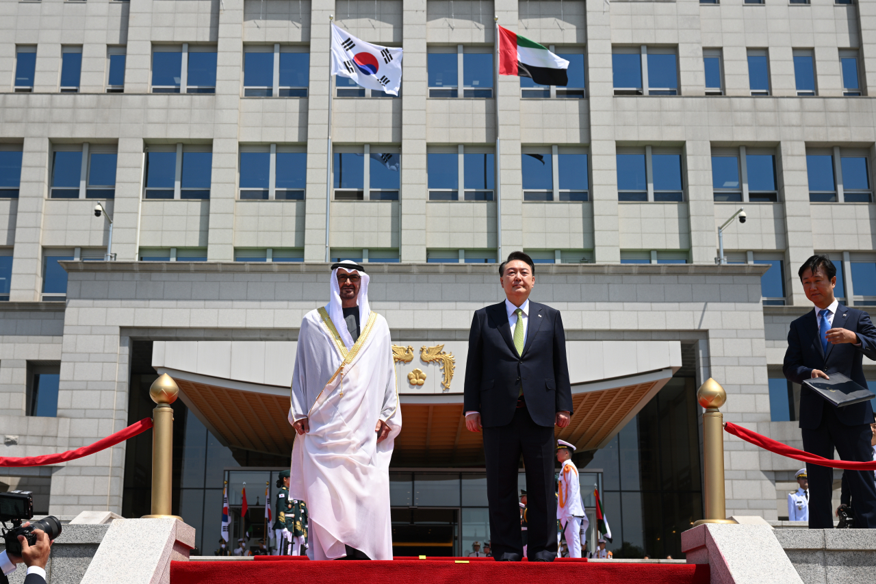 South Korean President Yoon Suk Yeol (right) and United Arab Emirates President Mohamed bin Zayed Al Nahyan attend a welcoming ceremony at the presidential office in Seoul on Wednesday. Mohamed came to Seoul the previous day for a two-day state visit. (Yonhap)