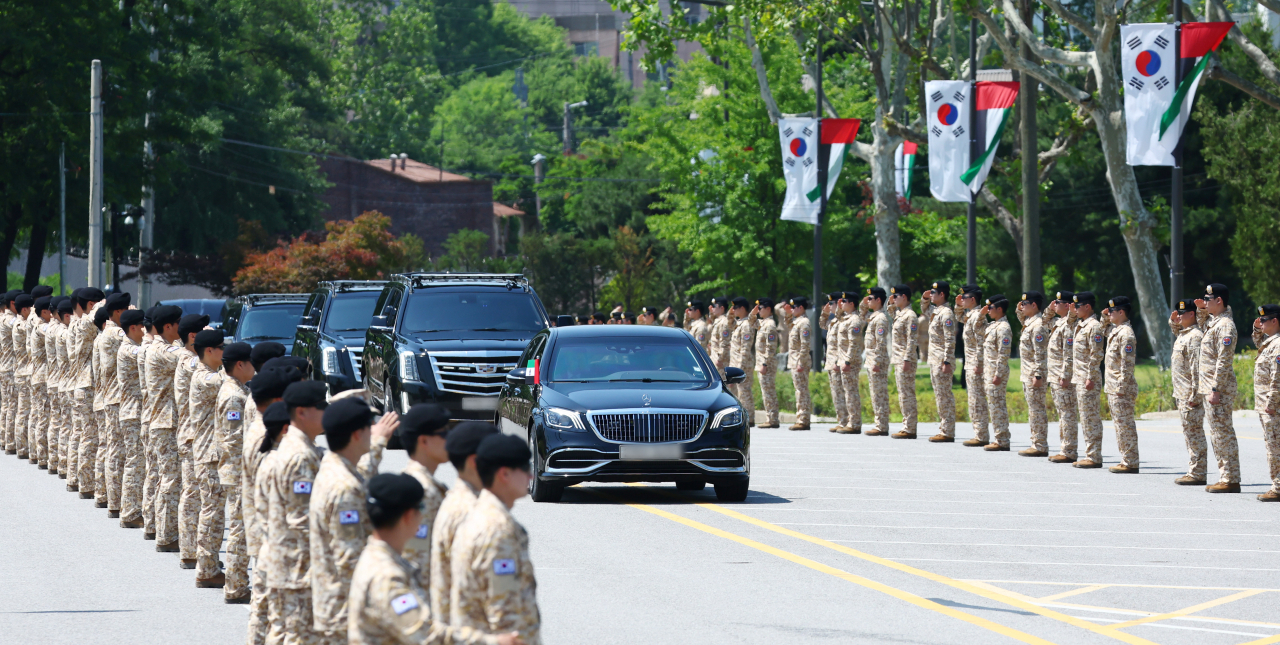 United Arab Emirates President Mohamed bin Zayed Al Nahyan arrives at the presidential office in Seoul on Wednesday, greeted by salutes from personnel returning from or bound for the 'Akh Unit' deployment in the UAE. (Yonhap)