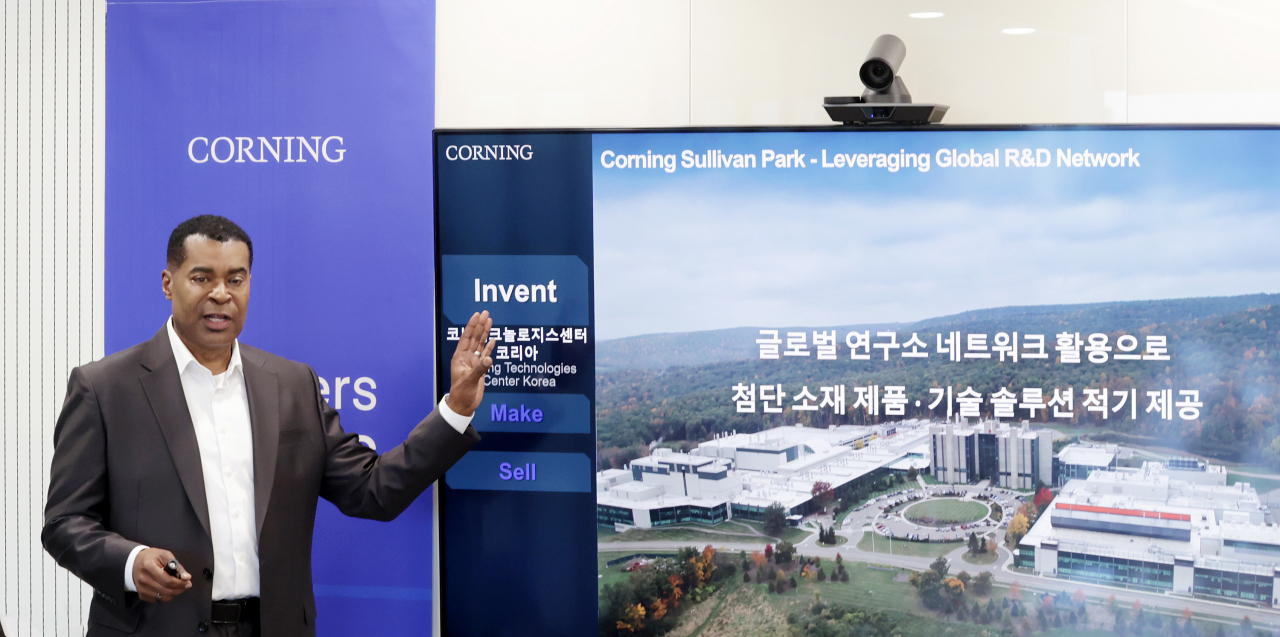 Corning President of Korea Region Vaughn Hall speaks at a press conference in Seoul on Wednesday. (Corning)