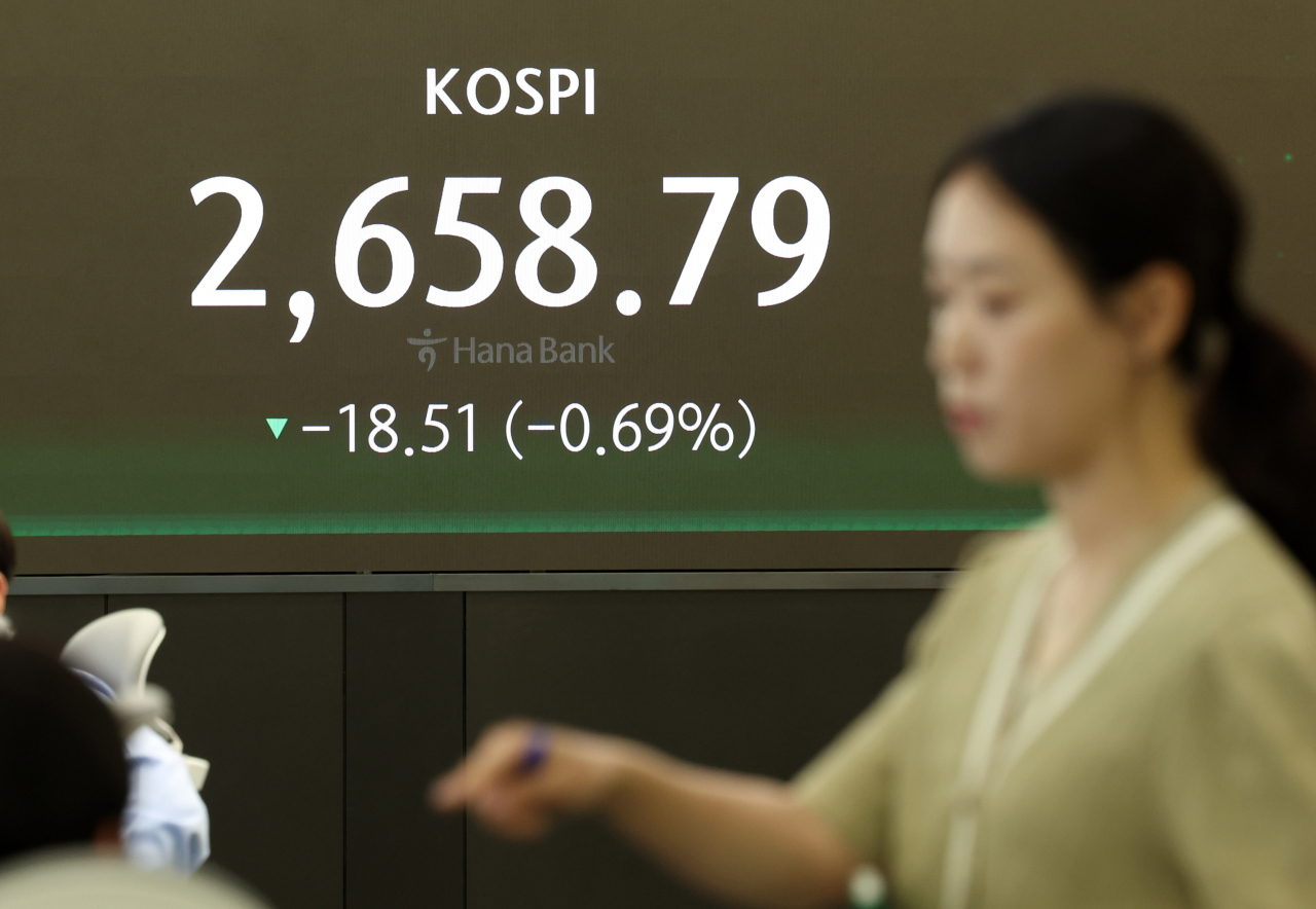 An electronic board showing the Korea Composite Stock Price Index at a dealing room of the Hana Bank headquarters in Seoul on Thursday. (Yonhap)