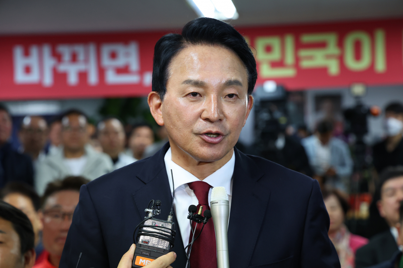 Former Land Minister Won Hee-ryong (Newsis)