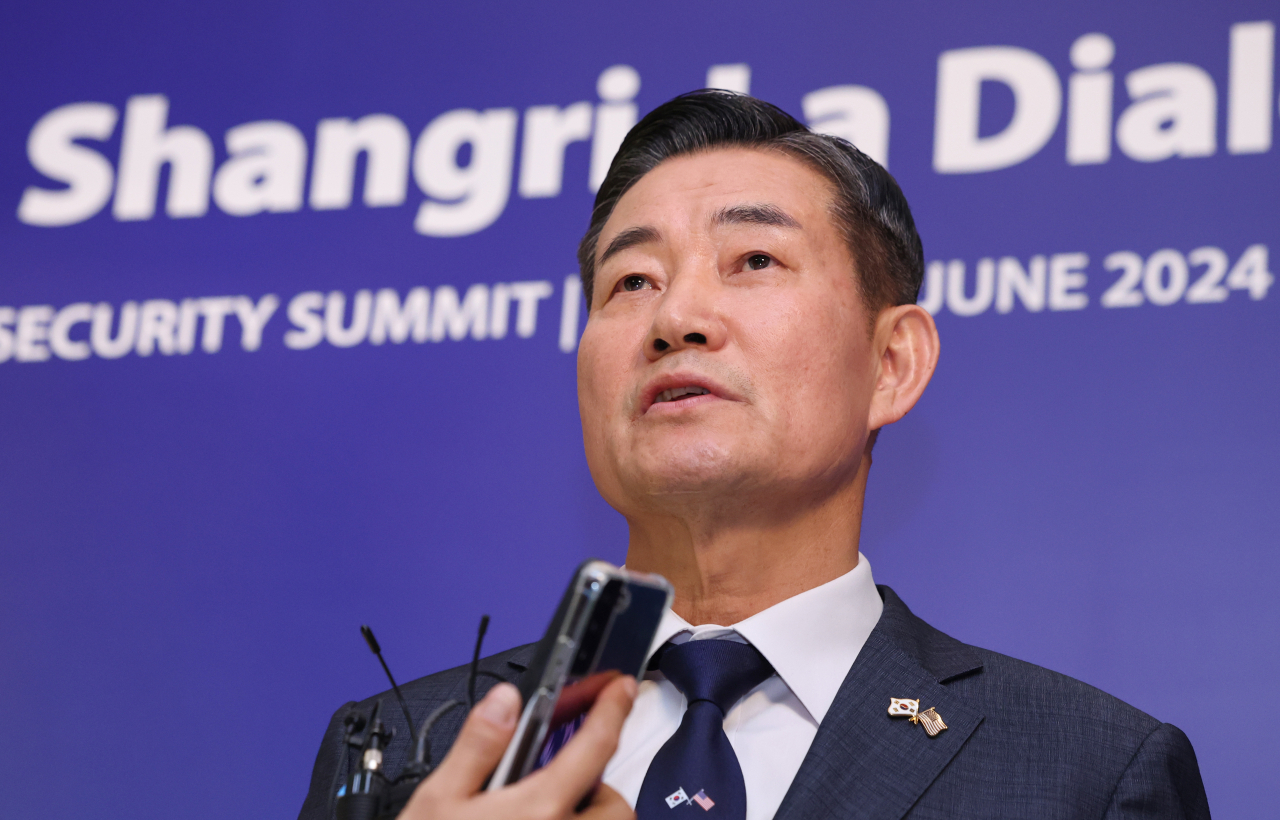 South Korean Minister of National Defense Shin Won-sik speaks to reporters after his meeting with the US senate delegation on Friday at the Shangri-La Dialogue in Singapore. (Yonhap)