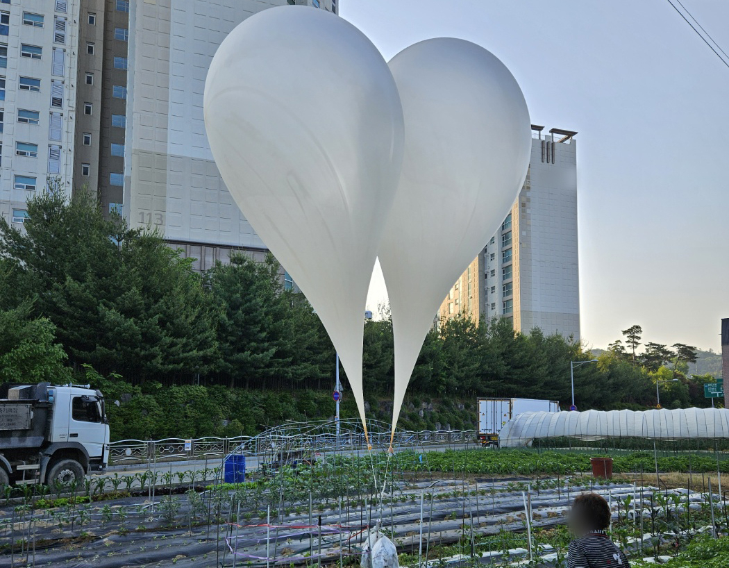 This photo, provided by a reader, shows a big balloon presumably sent by North Korea, found at a field in Yongin, 42 kilometers south of Seoul, on Wednesday. (Yonhap)