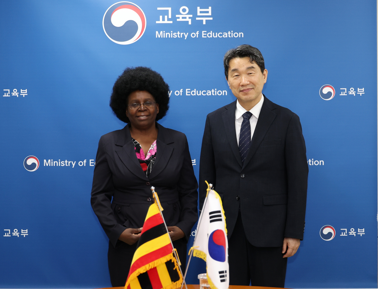 Uganda Vice President Jessica Epel Alupo (left) poses with South Korea Education Minister Lee Ju-ho on Wednesday. (Education Ministry)