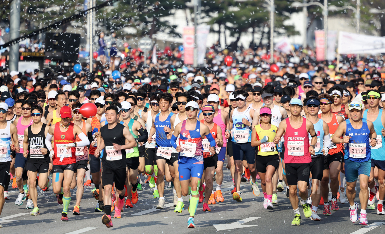 Participants begin the 2024 Daegu International Marathon at Daegu Stadium on April 7. (Newsis)