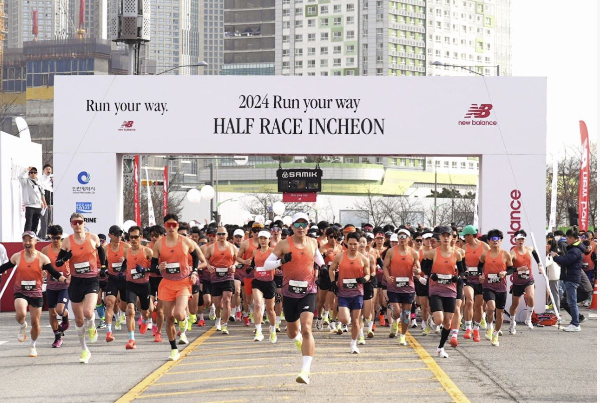 Participants start the 2024 Run Your Way Half Race Incheon at Arts Center Incheon on March 30. (E-Land)