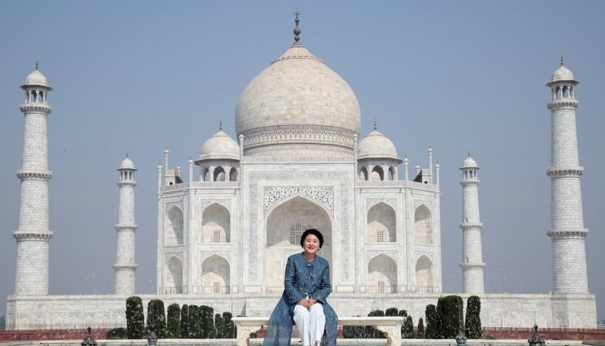 Former first lady Kim Jung-sook poses in front of the Taj Mahal in November 2018. (Yonhap)