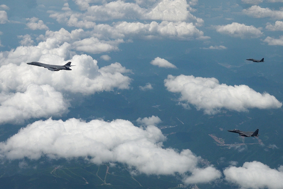 A US B-1B bomber aircraft stages joint air drills with South Korean fighter jets over South Korea on Wednesday, in this photo provided by the defense ministry. (Yonhap)