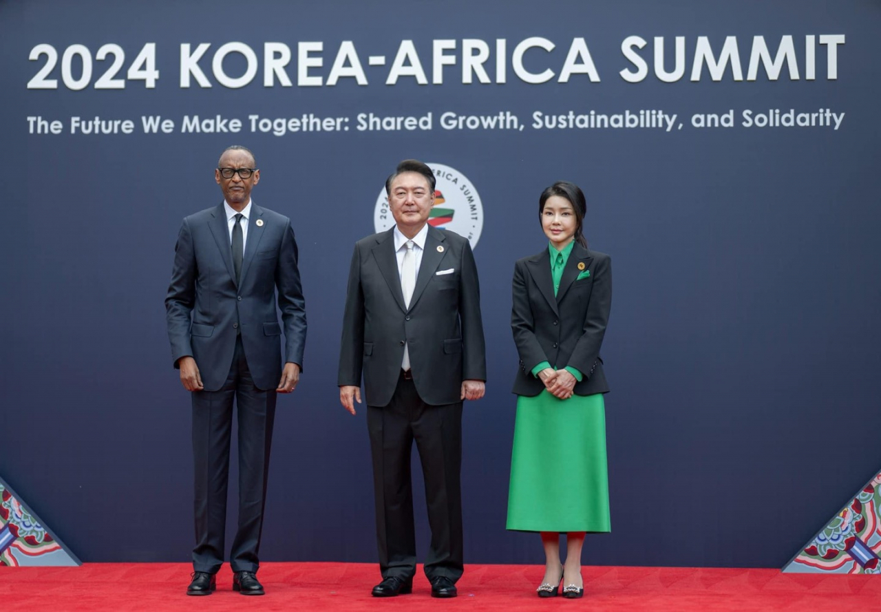 President of Rwanda Paul Kagame(first from left) President Yoon Suk Yeol (second from left) and first lady Kim Keon Hee pose for a group photo at 2024 Korea-Afria Summit . (Office of the President, Rwanda)