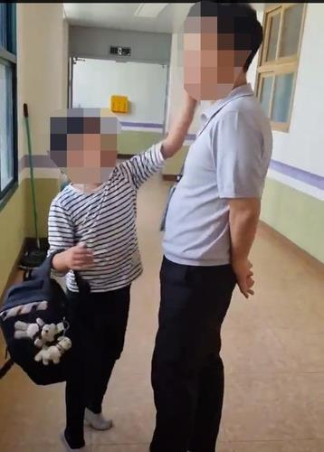 A third-grader slaps the vice principal of his school in Jeonju, North Jeolla Province, Monday. (Photo courtesy of the North Jeollap branch of the Korean Federation of Teachers' Association)