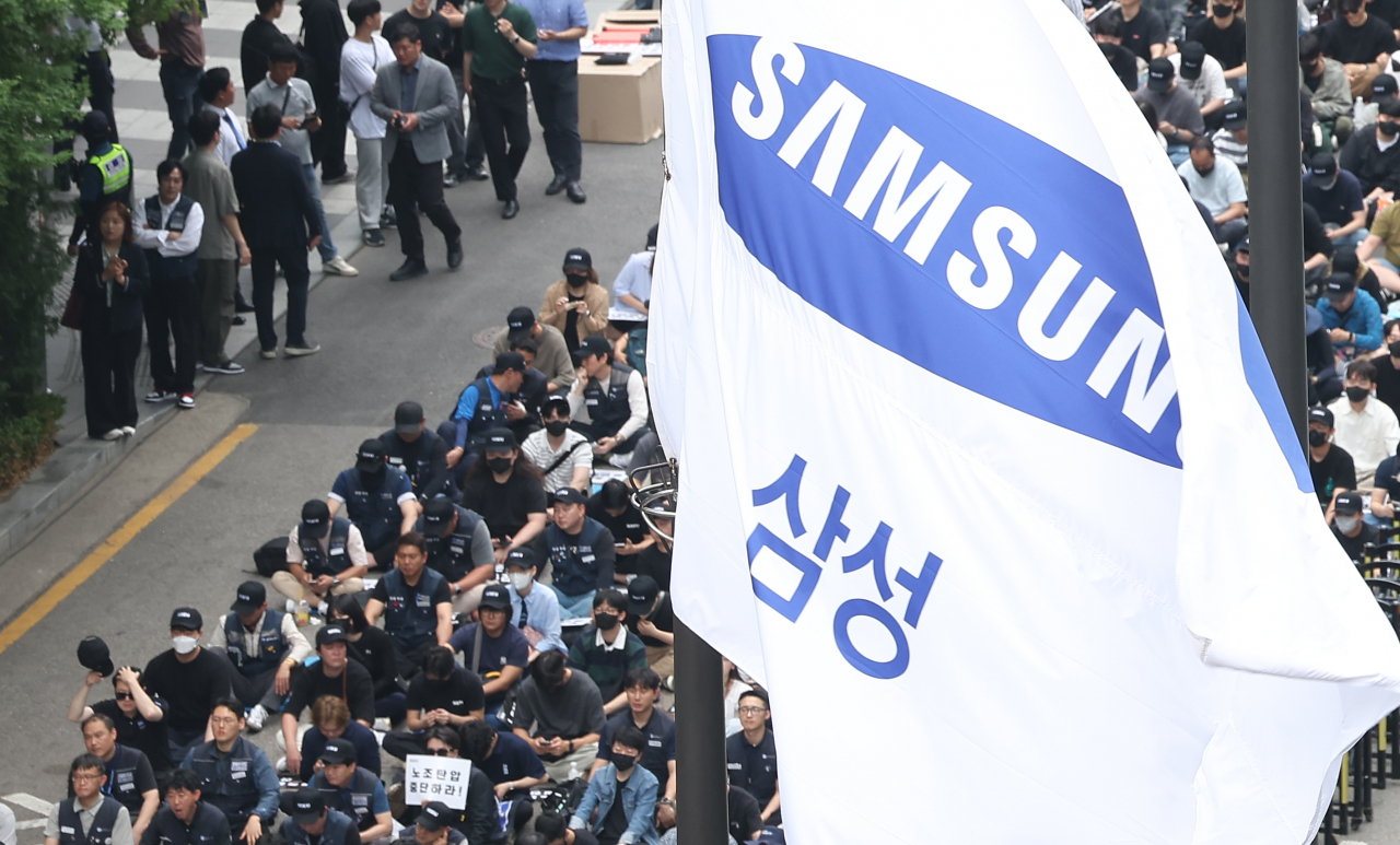 The Nationwide Samsung Electronics Union, the largest among the Samsung Electronics' multiple unions, on May 29, vows to stage strike for the first time over stalled wage negotiations. (Yonhap)
