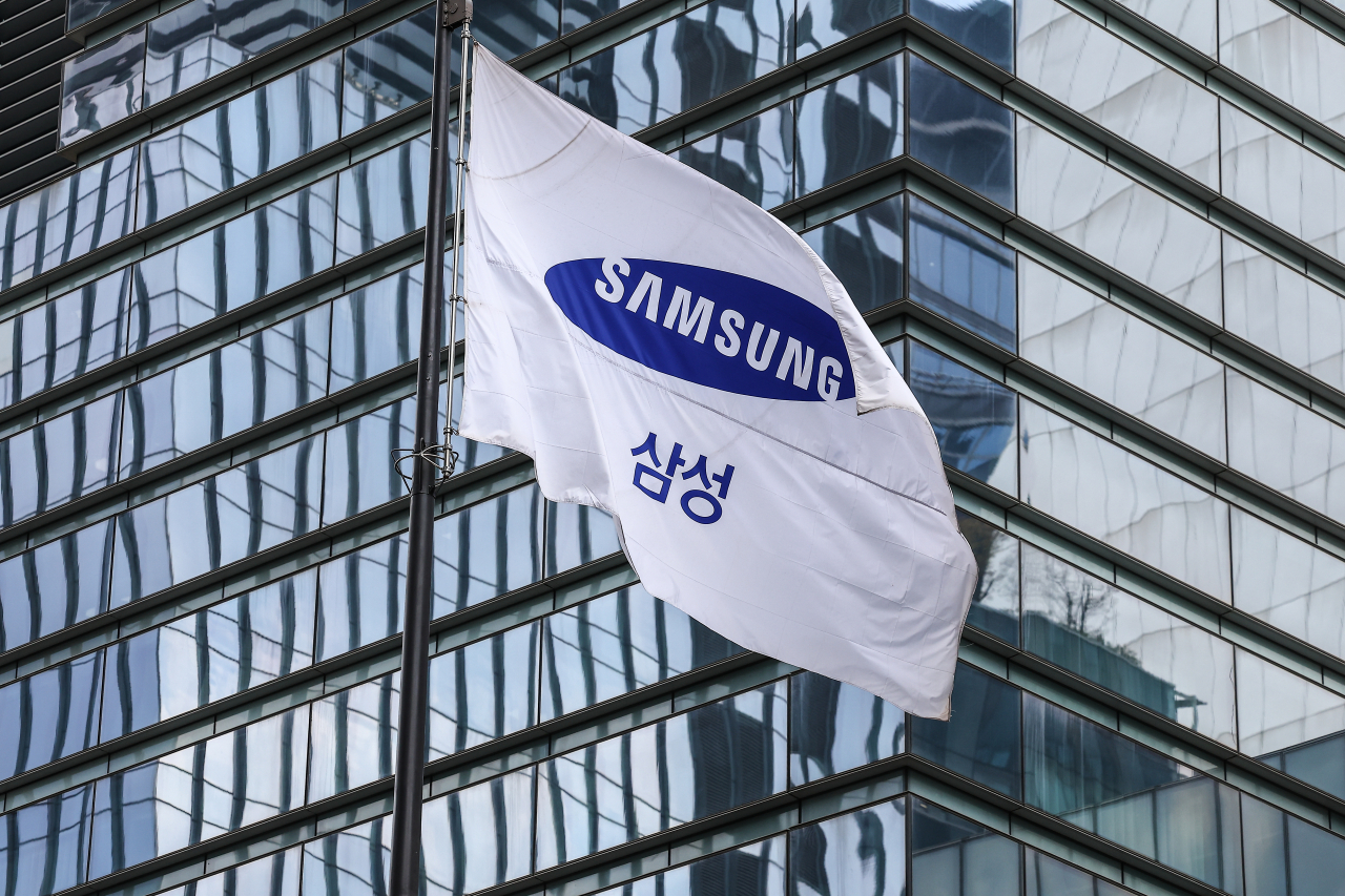 A Samsung flag flies outside its office building in southern Seoul. (Newsis)