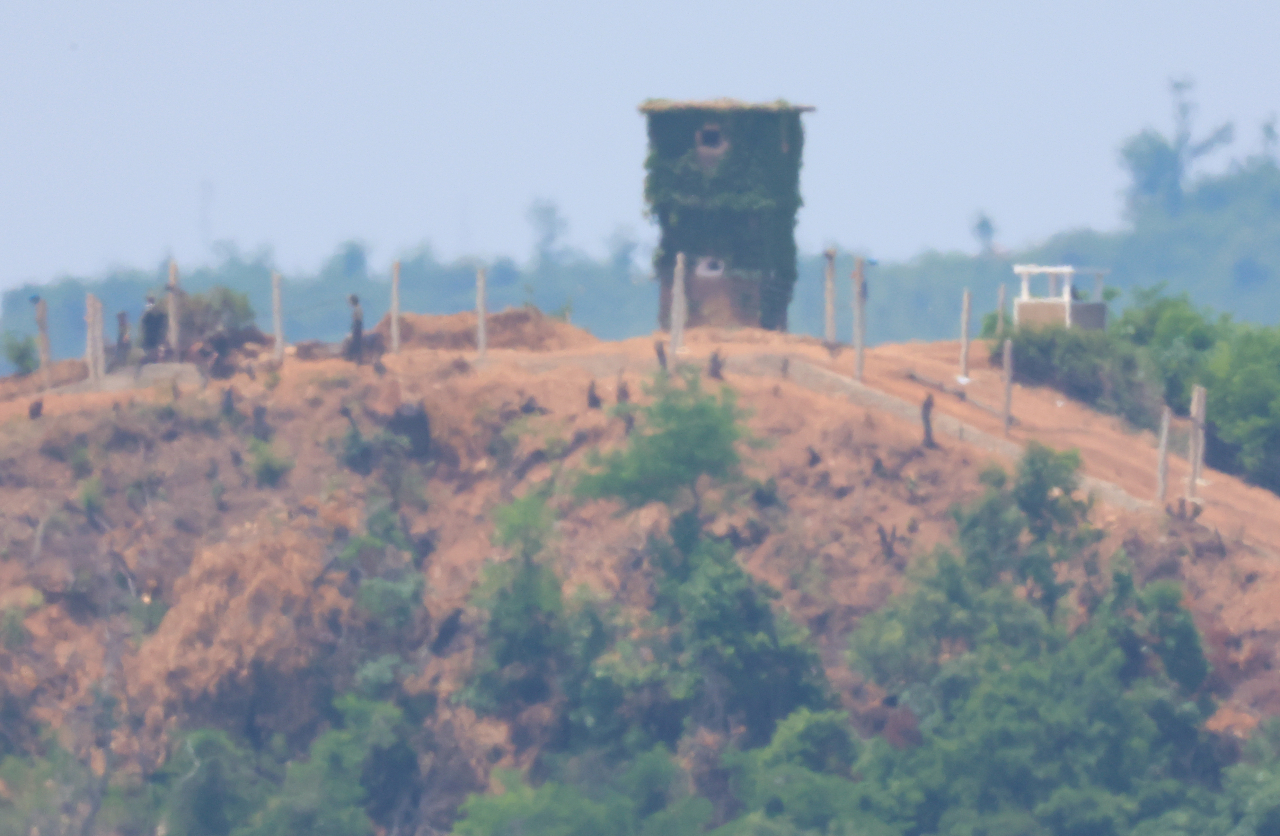 The North Korean soldiers are working near the Military Demarcation Line on Sunday in this photo taken in Paju, just south of the Demilitarized Zone. (Yonhap)
