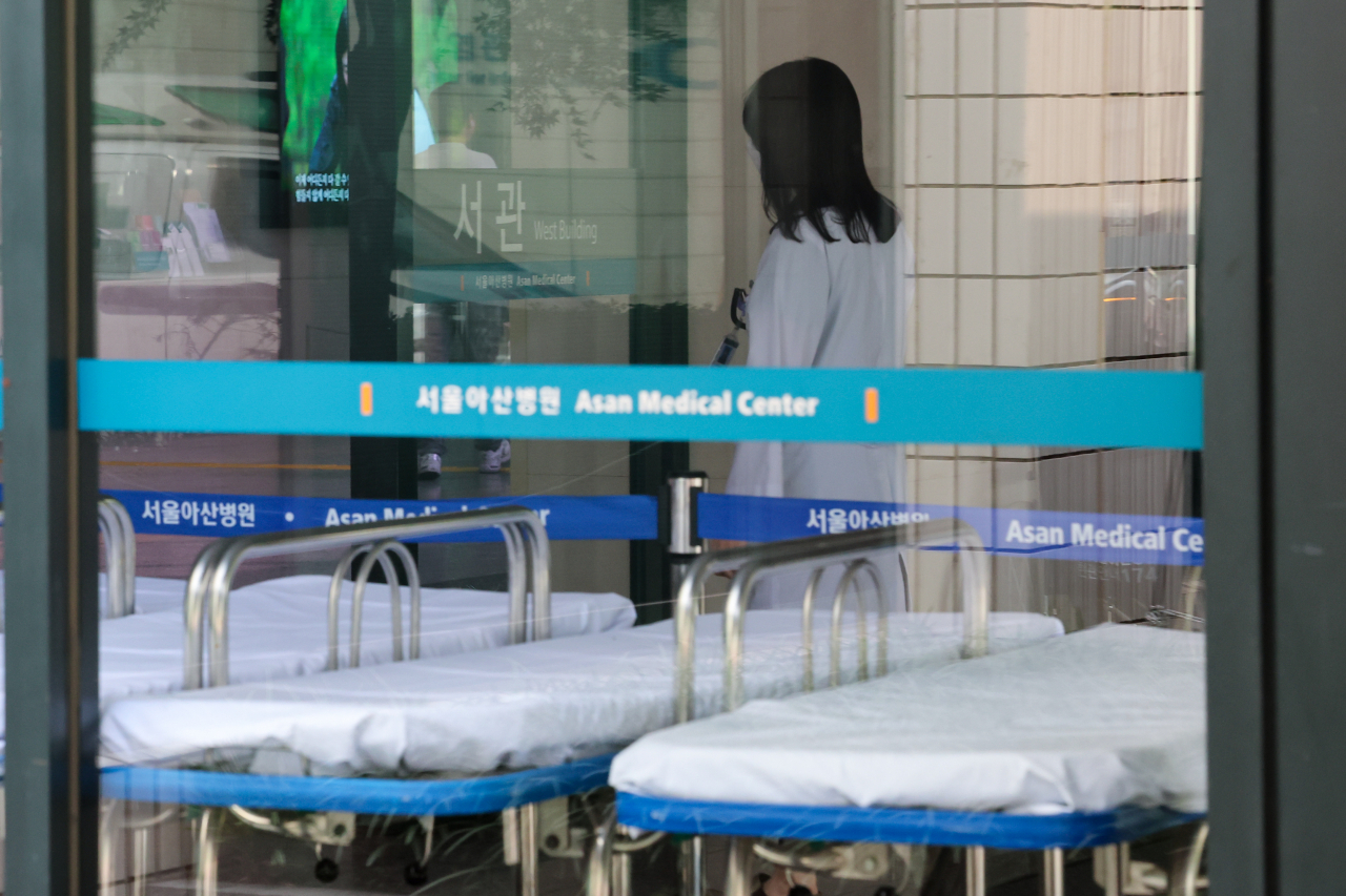 A doctor walks by empty beds at a university hospital in Seoul on Tuesday. (Yonhap)