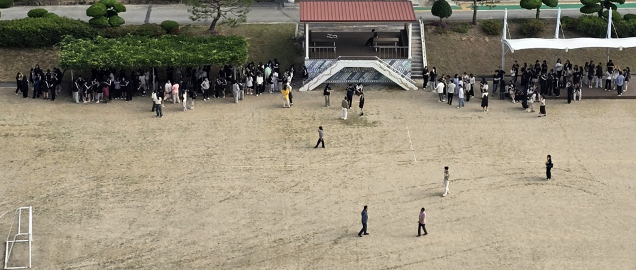 Students at a high school in Buan-gun, North Jeolla Province, evacuate the building after a 4.8 magnitude earthquake in the area on Wednesday. (Yonhap)
