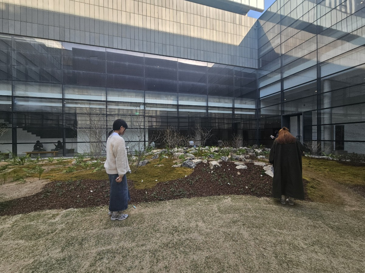 Visitors look around the Gallery Madang Garden at MMCA which is part of the exhibition “Jung Youngsun: For All That Breathes On Earth” on April 9. (Park Yuna/The Korea Herald)