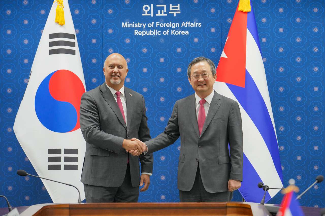 South Korea’s Deputy Minister for Political Affairs Chung Byung-won (right) shakes hands with Carlos Miguel Pereira, Director-General of the General Division of Bilateral Affairs at the Cuban Foreign Ministry, during bilateral talks held Wednesday at the building of the Foreign Ministry in Seoul. (Yonhap)