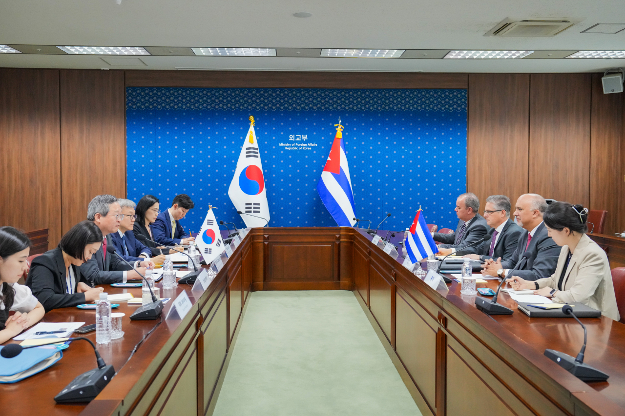 The first high-level diplomatic talks between South Korea and Cuba since establishing diplomatic relations on Feb. 14 takes place at the building of the Foreign Ministry in Seoul on Wednesday. (Ministry of Foreign Affairs)