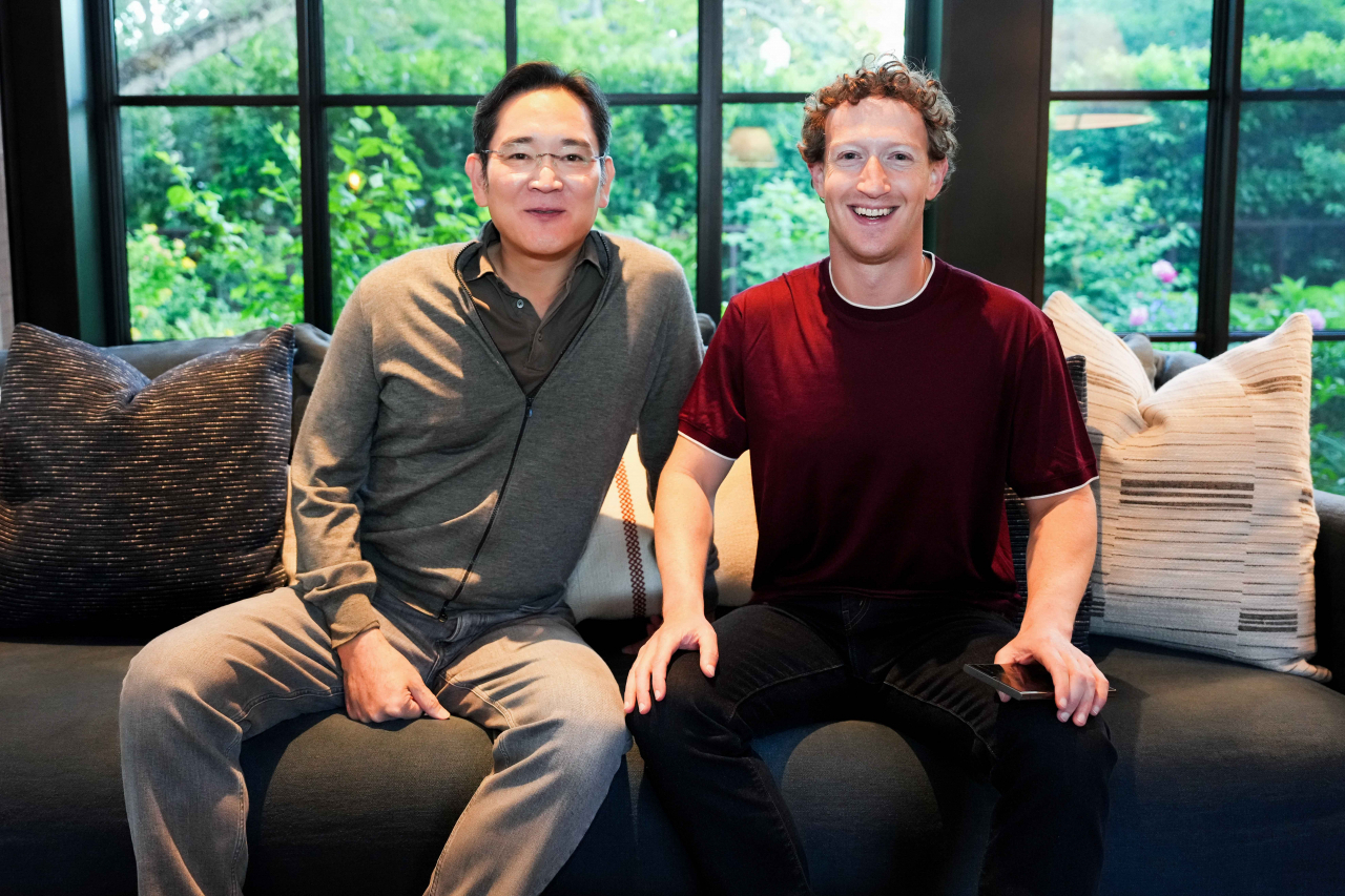 Samsung Electronics Chairman Lee Jae-yong pose with Meta Chief Executive Officer Mark Zuckerberg at his house in Palo Alto, California on Tuesday. (Samsung Electronics)