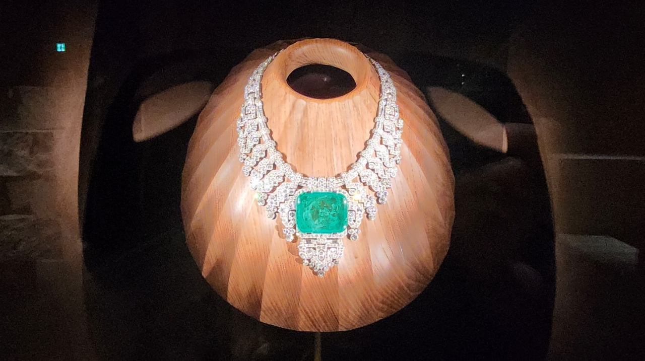 A Cartier emerald-and-diamond necklace specially made in 1932 (Choi Si-young/The Korea Herald)