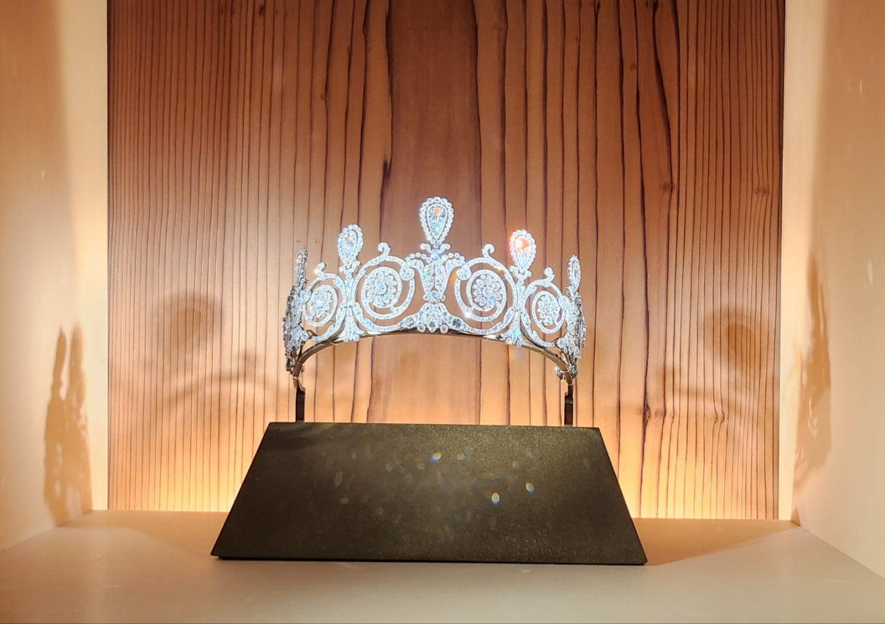 A Cartier tiara in platinum and diamonds specially made in 1905 (Choi Si-young/The Korea Herald)