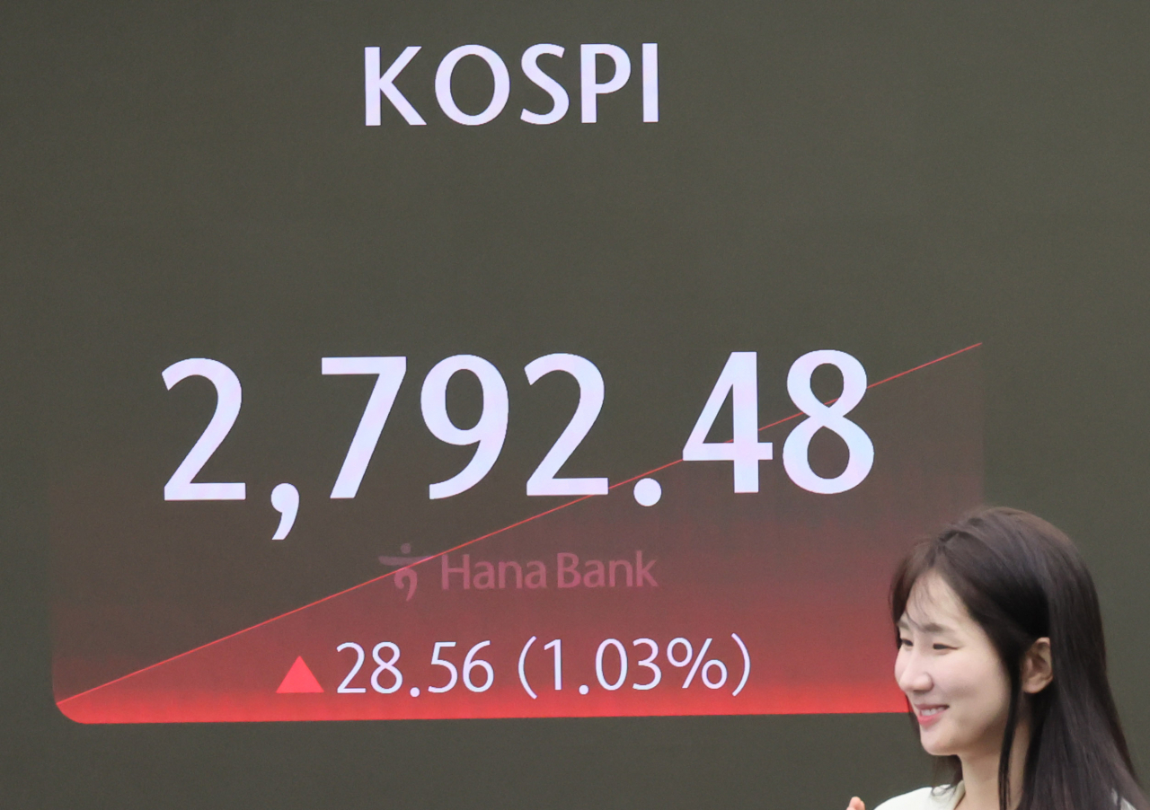 An electronic board showing the Korea Composite Stock Price Index at a dealing room of the Hana Bank headquarters in Seoul on Wednesday. (Yonhap