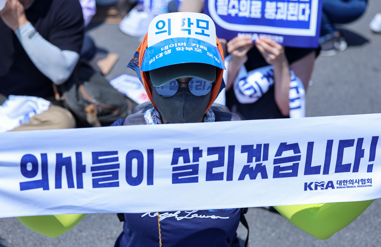 Doctors affiliated with the Korea Medical Association hold a rally in Seoul on Tuesday, protesting an increase in medical school enrollment. (Yonhap)