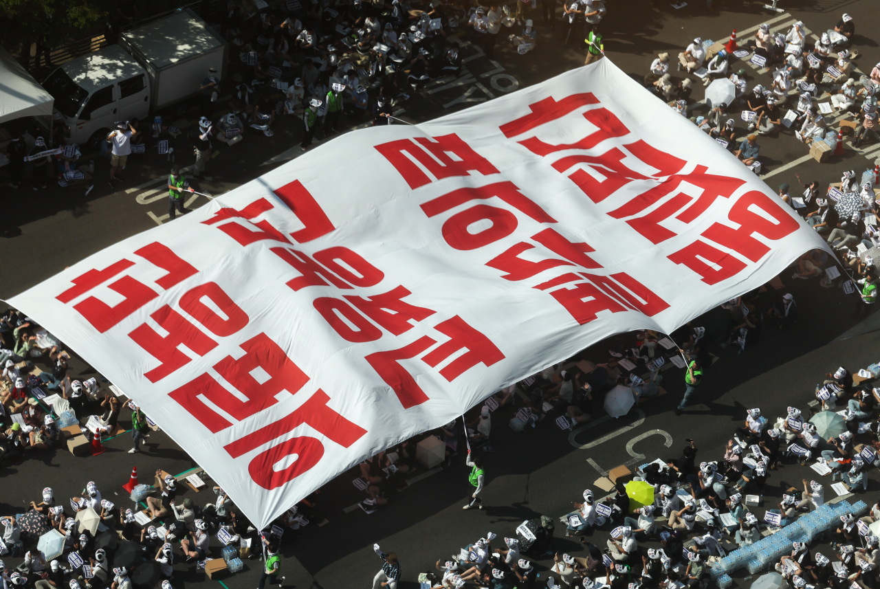 Doctors hold a rally in western Seoul on Tuesday, protesting an increase in the medical student enrollment quota. (Yonhap)