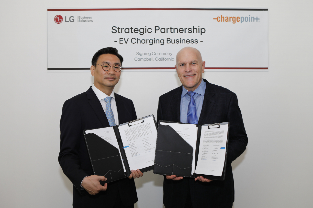 LG Electronics Vice President Suh Heung-kyu (left) and ChargePoint CEO Rick Wilmer pose for photos after signing a strategic partnership for the electric vehicles charging business. (LG Electronics)