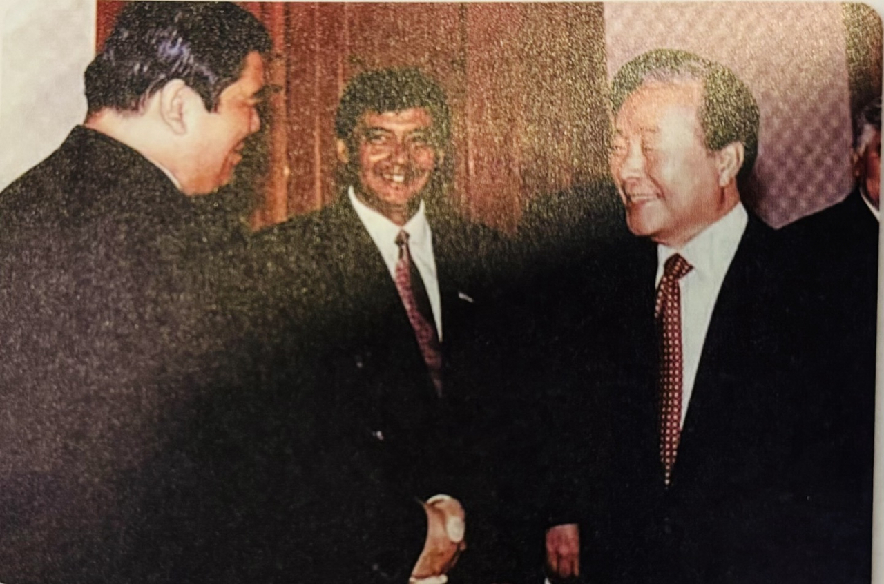 Uzbek Ambassador to Korea Vitaly Fen(left) meets then South Korean President Kim Young-sam in 1995.(Sanjay Kumar/The Korea Herald)